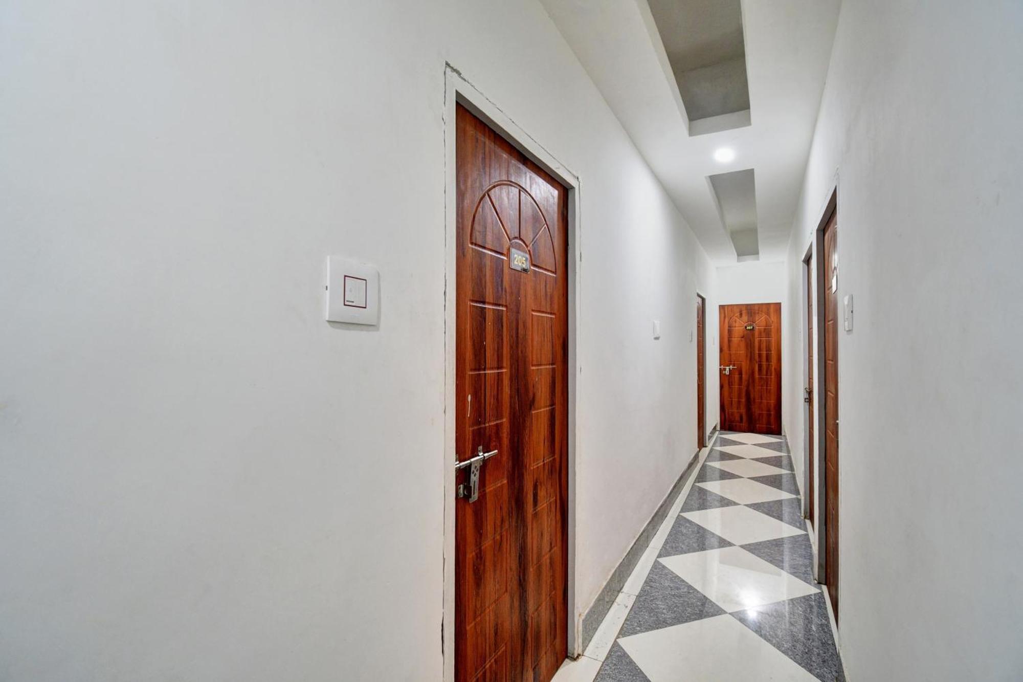 Super Hotel O Royal Empire Колката Екстериор снимка