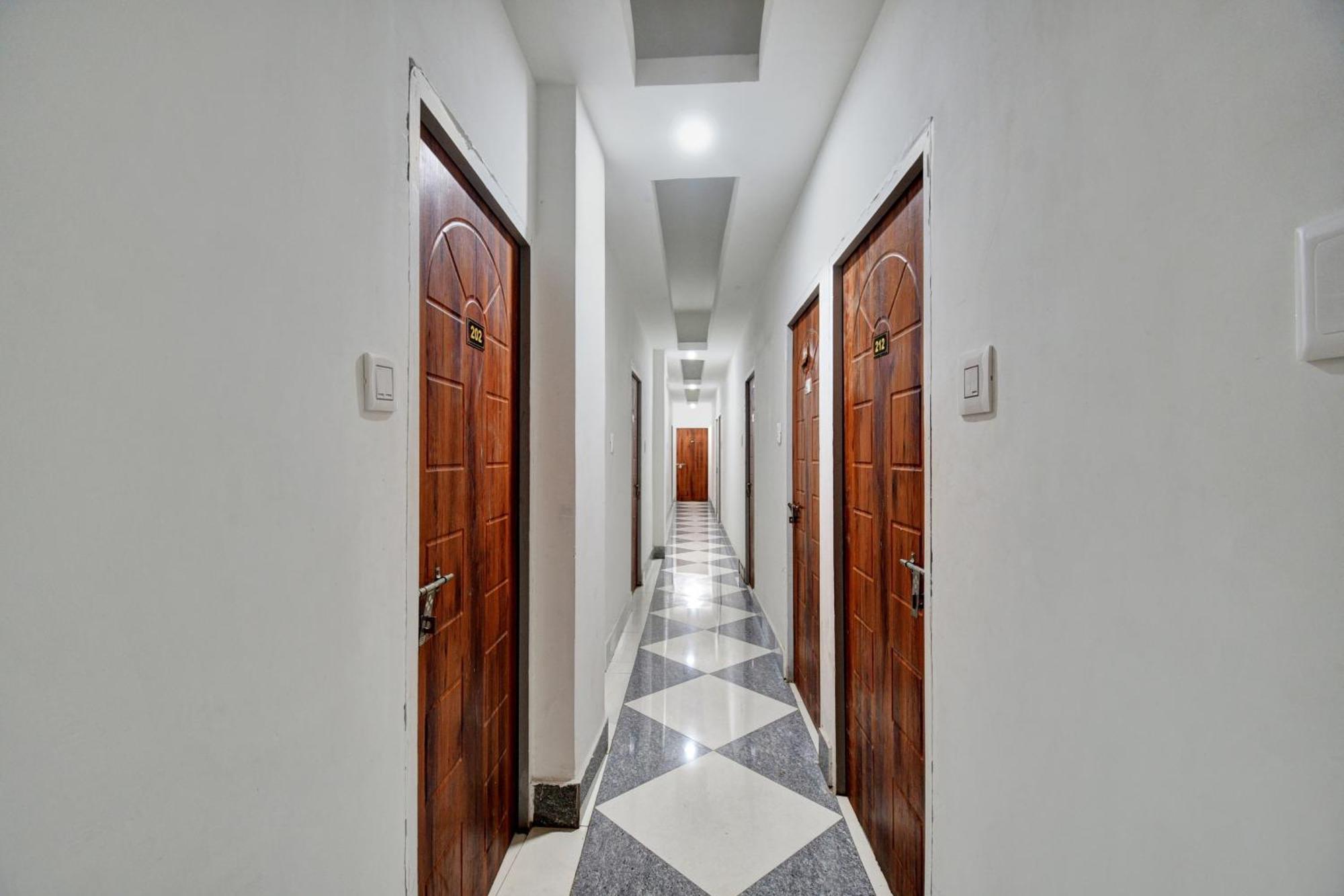 Super Hotel O Royal Empire Колката Екстериор снимка