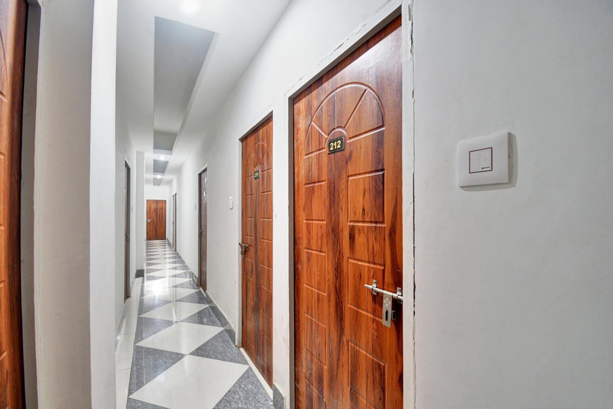 Super Hotel O Royal Empire Колката Екстериор снимка